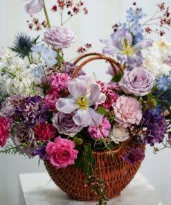 Cận cảnh sắc tím mộng mơ của hoa Tulip và lan hồ điệp trong Giỏ Mây Tulip Tím Phối Lan và Phi Yến