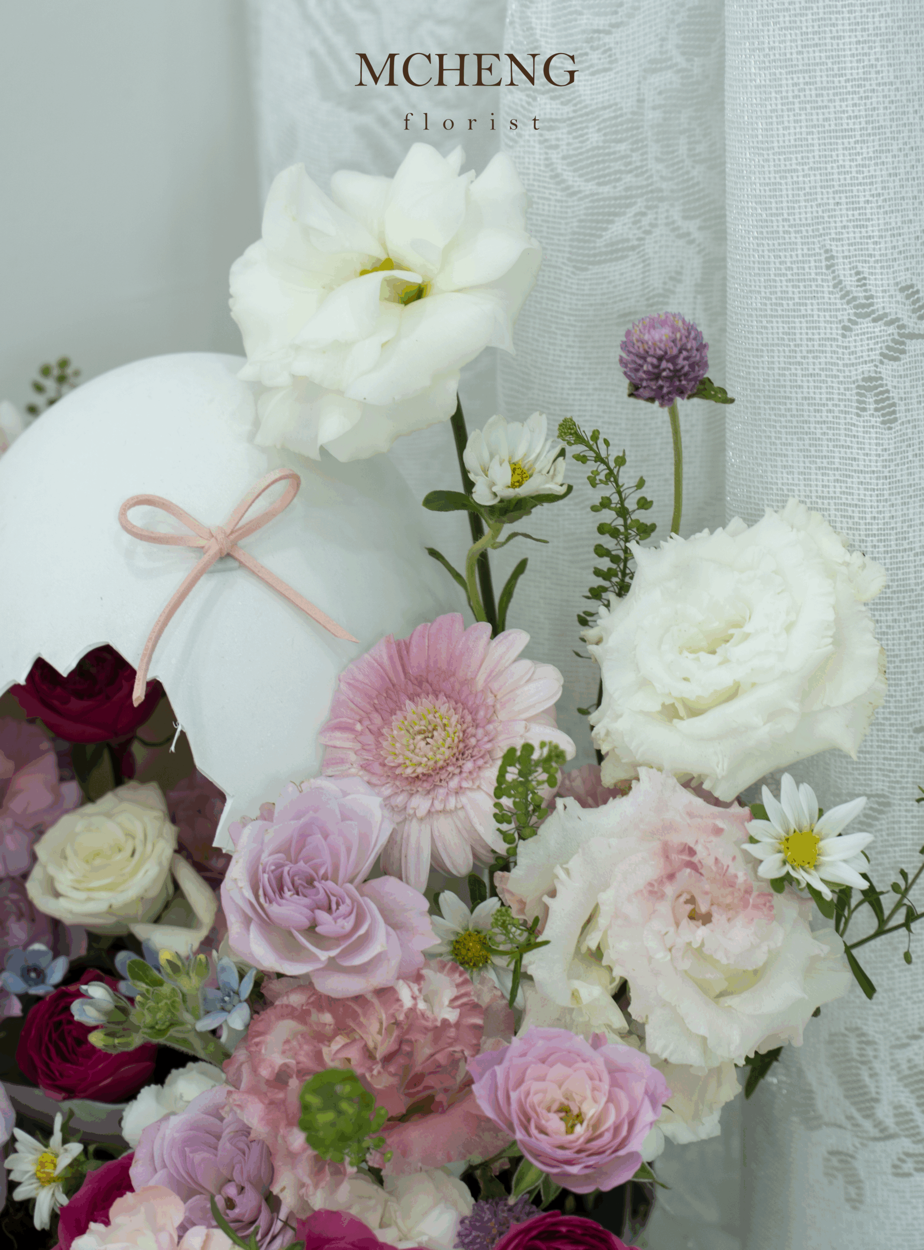 Chi Tiet Hop Hoa Mica Hong Pastel Mao Luong Mcheng Florist Cận cảnh vẻ đẹp trong trẻo của cẩm chướng hồng pastel và mao lương trắng bên trong hộp mica