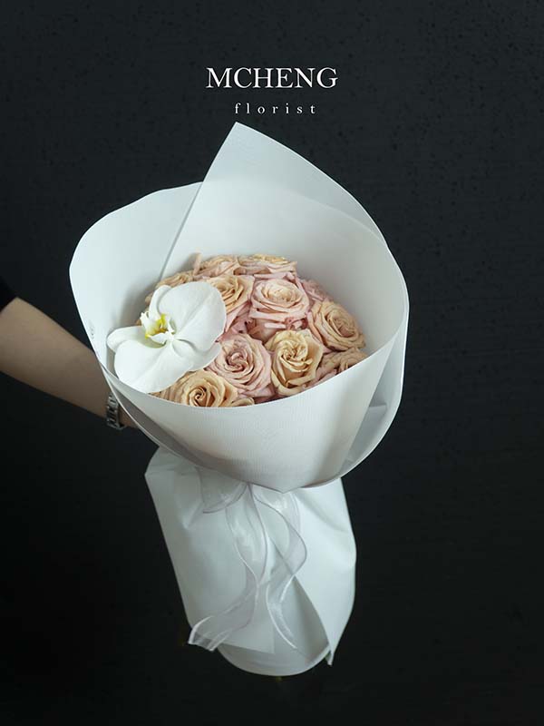 Chi Tiet Hoa Bo Hong Shimmer Mix Lan Ho Diep Mcheng Florist Cận cảnh vẻ đẹp hồng cam đào của mẫu Hoa Bó Hồng Shimmer nhập khẩu