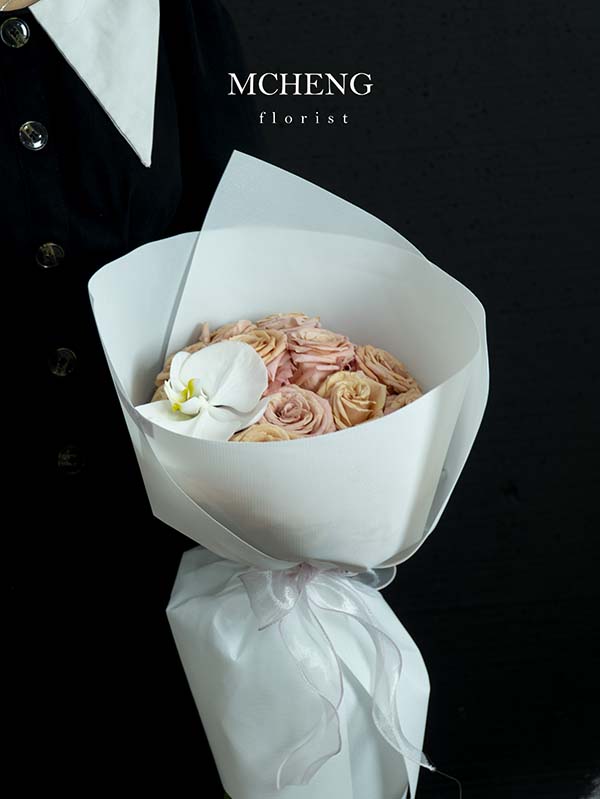 Hoa Bo Hong Shimmer Mix Lan Ho Diep Mcheng Florist Long Khanh Mẫu Hoa Bó Hồng Shimmer thiết kế ngọt ngào tỏa sáng tại Mcheng Florist