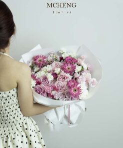 Kích thước thực tế bó hoa hồng Ohara mix đồng tiền hồng nàng thơ trên tay khách hàng