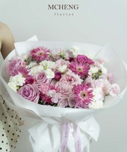 Cận cảnh vẻ đẹp kiêu sa của đóa hồng Ohara Pink và đồng tiền hồng lãng mạn