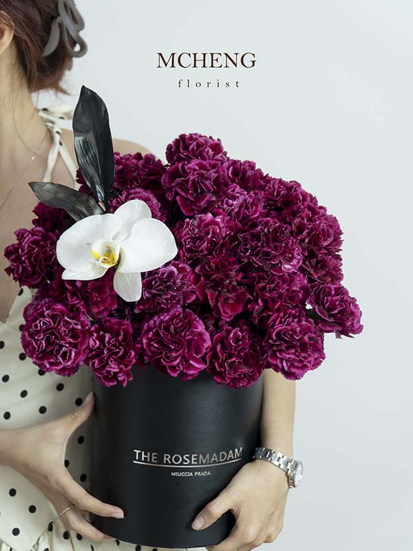 Hộp Hoa Phăng Đỏ Phối Lan Hồ Điệp Tuyệt Phẩm - Mcheng Florist Hình ảnh thực tế nghệ nhân đang cắm Hộp Hoa Phăng Đỏ Phối Lan Hồ Điệp đài các