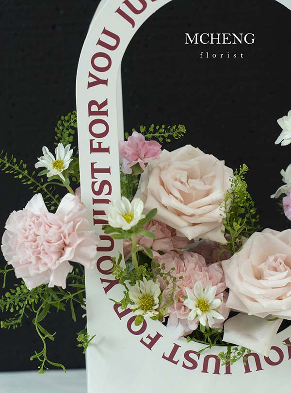 Chi Tiet Tui Hoa Hong Pastel Mcheng Florist Cận cảnh vẻ đẹp trong trẻo của hoa hồng pastel và cẩm chướng trong túi xách hoa