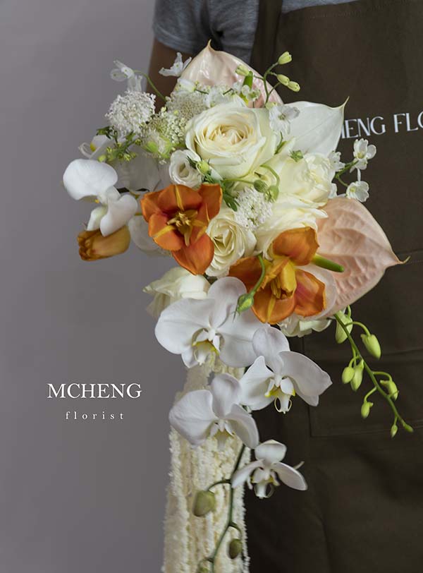 Hoa Cưới Tulip Phối Lan Hồ Điệp Hài Hòa - Mcheng Florist Hình ảnh thực tế cô dâu thanh lịch cầm bó Hoa Cưới Tulip Phối Lan Hồ Điệp trong ngày cưới
