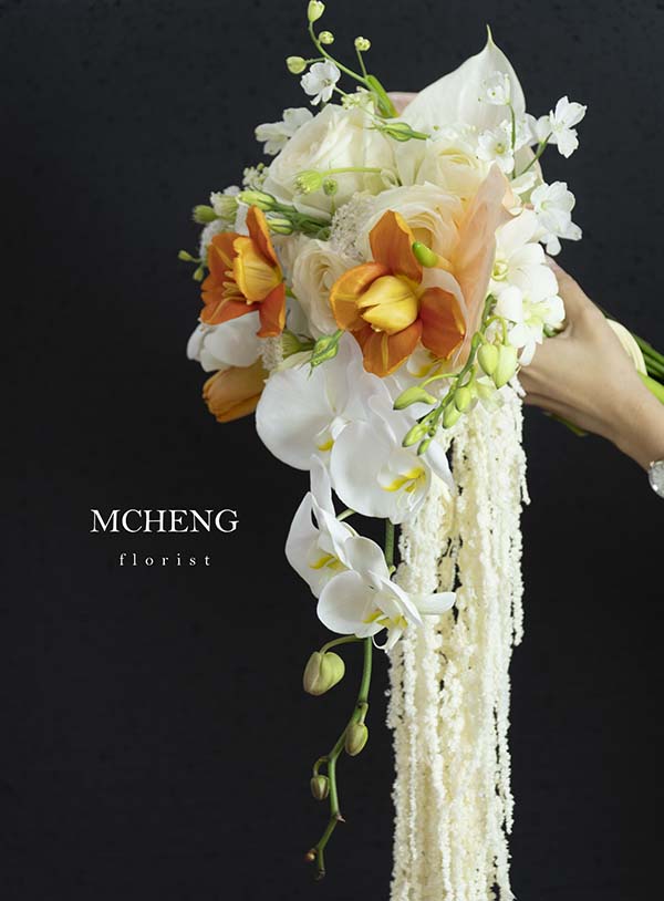 Hoa Cuoi Tulip Phoi Lan Ho Diep Mcheng Florist Long Khanh Mẫu Hoa Cưới Tulip Phối Lan Hồ Điệp thiết kế dáng rủ hoàng gia tại Mcheng Florist Long Khánh