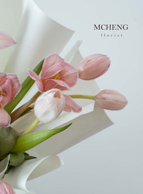 Goc Nghieng Hoa Bo Tulip Hong Pastel Mcheng Góc nghiêng tôn lên lớp giấy gói trắng tinh khôi của bó hoa Tulip hồng
