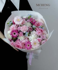 Kích thước thực tế bó hoa hồng mix đồng tiền tone hồng pastel trên tay khách hàng