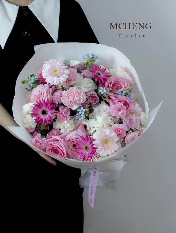 Thuc Te Hoa Bo Mix Tone Hong Pastel Sao Xanh Mcheng Kích thước thực tế bó hoa hồng mix đồng tiền tone hồng pastel trên tay khách hàng