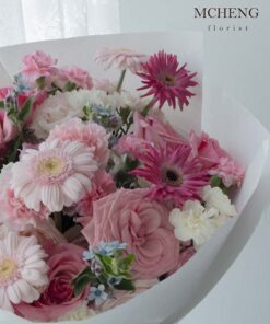 Chi tiết bó hoa hồng mix đồng tiền tone hồng pastel trên tay khách hàng