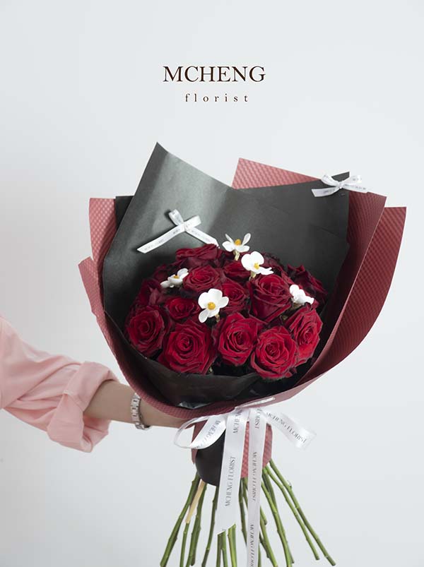Chi Tiet Hoa Bo Hong Do Ecuador Mcheng Florist Cận cảnh vẻ đẹp quyền lực của mẫu hoa hồng đỏ Ecuador cánh dày