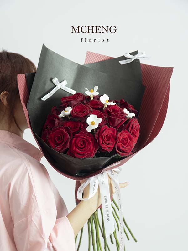 Bó Hoa Hồng Ecuador Đỏ Rực Rỡ Vĩnh Cửu - Mcheng Florist Mẫu Hoa Bó Hồng Đỏ Ecuador thiết kế sang trọng tại Mcheng Florist