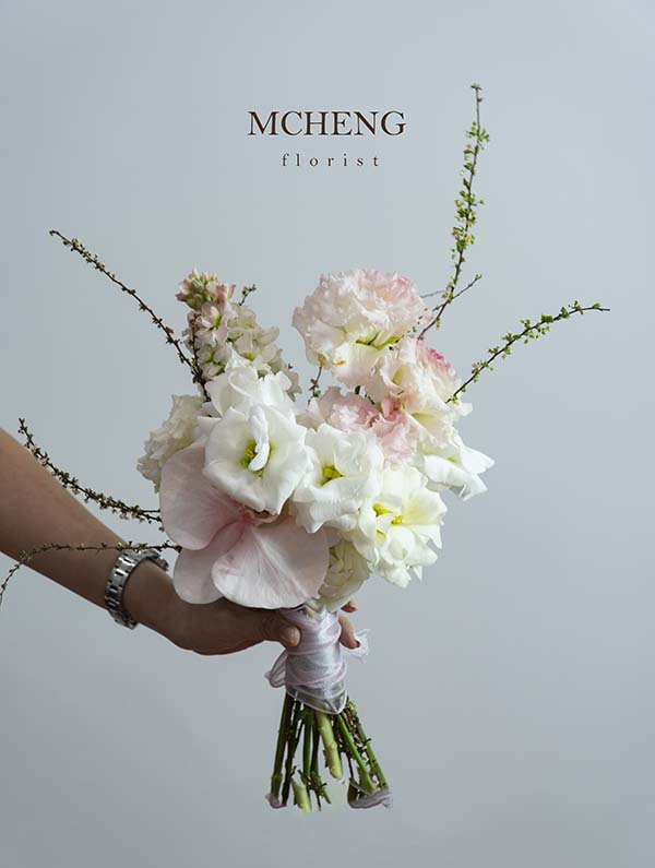 Hoa Cuoi Cat Tuong Phoi Lan Ho Diep Mcheng Florist Long Khanh Mẫu Hoa Cưới Cát Tường Phối Lan Hồ Điệp thiết kế dịu dàng tinh khôi tại Mcheng Florist Long Khánh