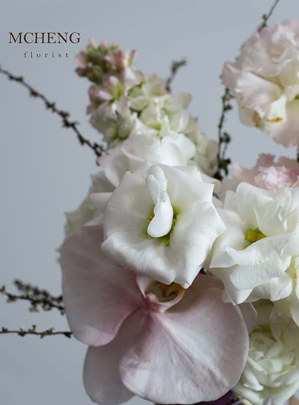 Chi Tiet Hoa Cuoi Cat Tuong Phoi Lan Ho Diep Mcheng Florist Cận cảnh vẻ đẹp trong trẻo của hoa Cát tường hồng kem và Lan Hồ Điệp trong mẫu Hoa Cưới Cát Tường Phối Lan Hồ Điệp
