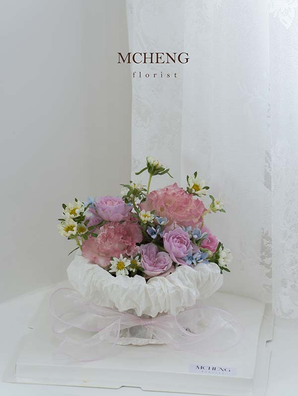 Hoa Banh Kem Sinh Nhat Tone Hong Tim Mcheng Florist Long Khanh Mẫu Hoa Bánh Kem Sinh Nhật Tone Hồng Tím thiết kế viền bèo công chúa tại Mcheng Florist