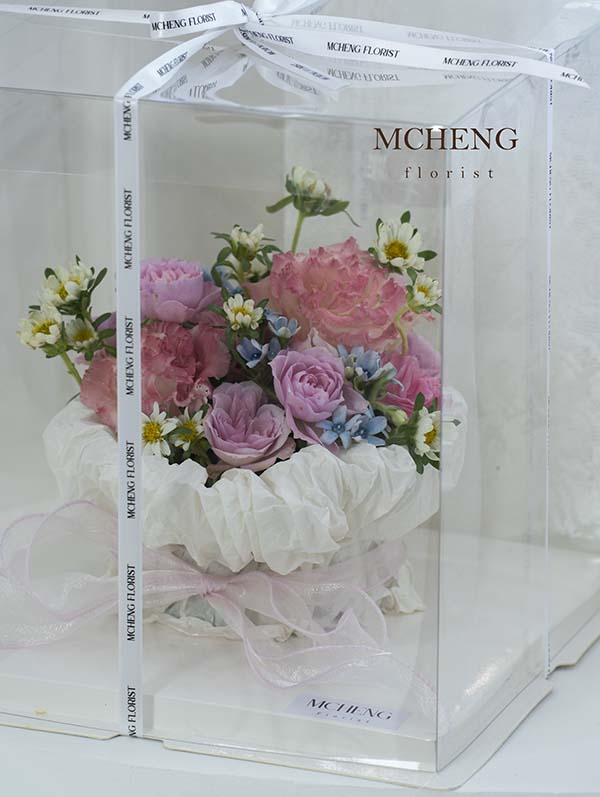 Hoa Bánh Kem Sinh Nhật Hồng Tím Viền Bèo Tuyệt Mỹ - Mcheng Florist góc hoa hồng tím và cẩm chướng trên nền cốt bánh viền bèo trắng