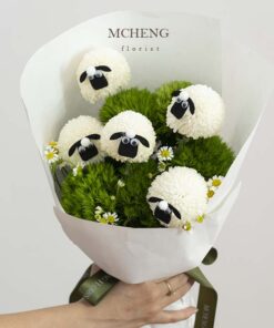 Kích thước thực tế bó hoa Ping Pong tạo hình cừu trắng dễ thương trên tay khách hàng