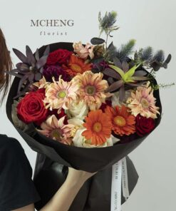 Kích thước thực tế bó hoa hồng đỏ mix tone trầm gói giấy đen cá tính trên tay khách hàng