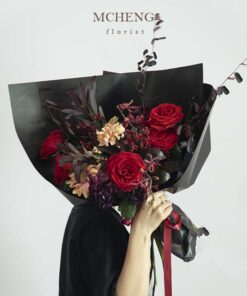 Kích thước thực tế bó hoa hồng đỏ mix tone trầm gói giấy đen cá tính trên tay khách hàng