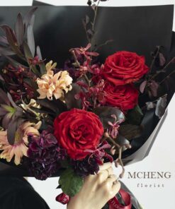 Cận cảnh vẻ đẹp ma mị của mẫu Hoa Bó Hồng Đỏ Mix Tone Trầm