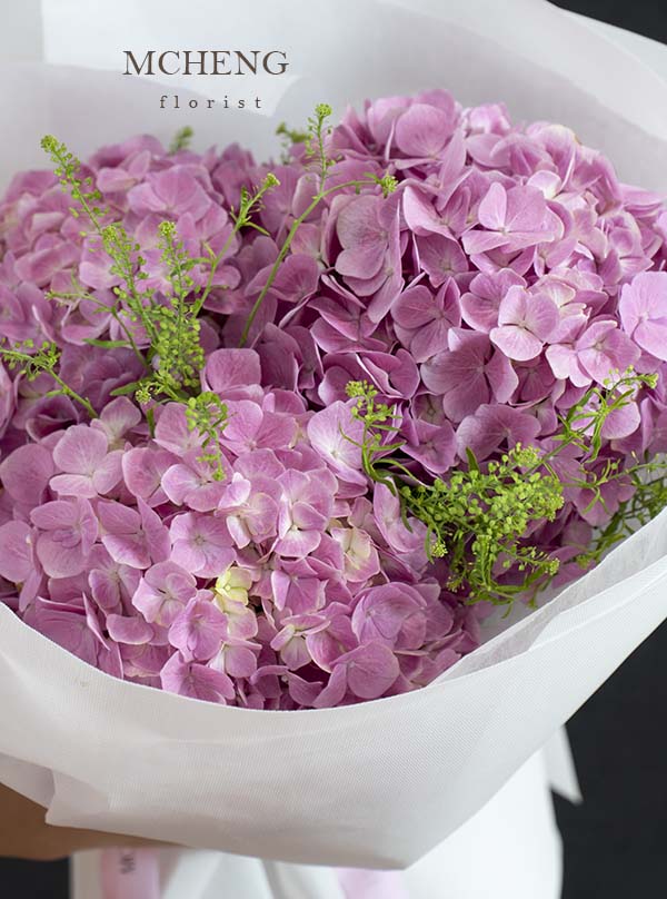 Chi Tiet Hoa Bo Cam Tu Cau Tim Mcheng Florist Cận cảnh vẻ đẹp bồng bềnh của mẫu Hoa Bó Cẩm Tú Cầu Tím pastel