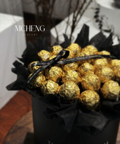 Cận cảnh những viên socola Ferrero Rocher vàng ánh kim nổi bật trên nền đen