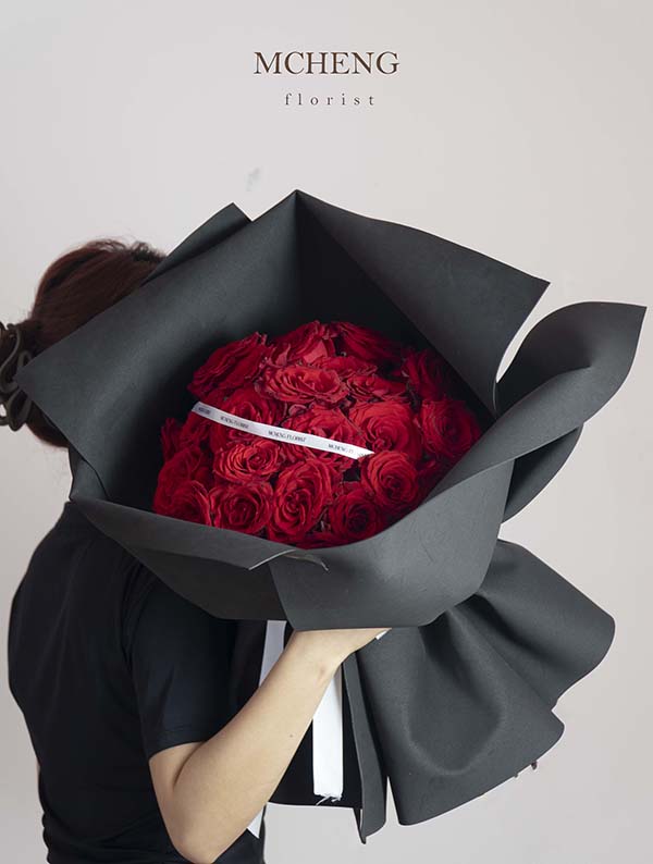 Bó Hoa Hồng Đỏ Gói Giấy Đen Kiêu Sa - Mcheng Florist Mẫu Hoa Bó Hồng Đỏ Gói Giấy Đen thiết kế sang trọng tại Mcheng Florist