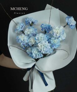 Mẫu Hoa Bó Cẩm Chướng Xanh Phối Cành Khô thiết kế nghệ thuật tại Mcheng Florist
