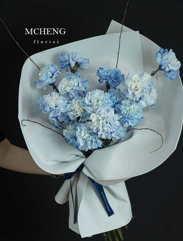 Hoa Bo Cam Chuong Xanh Phoi Canh Kho Mcheng Florist Long Khanh Mẫu Hoa Bó Cẩm Chướng Xanh Phối Cành Khô thiết kế nghệ thuật tại Mcheng Florist