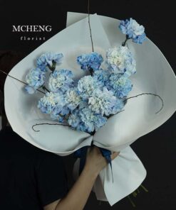 Kích thước thực tế bó hoa cẩm chướng xanh phối cành khô cá tính trên tay khách hàng