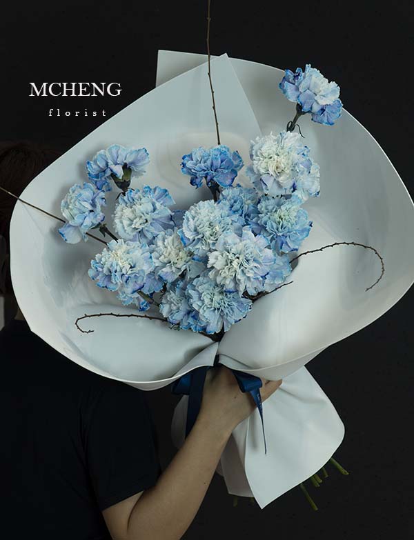 Thuc Te Hoa Bo Cam Chuong Xanh Phoi Canh Kho Mcheng Kích thước thực tế bó hoa cẩm chướng xanh phối cành khô cá tính trên tay khách hàng