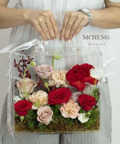 Mẫu Hộp Hoa Mica Hồng Đỏ Mix Pastel thiết kế lồng kính sang trọng tại Mcheng Florist