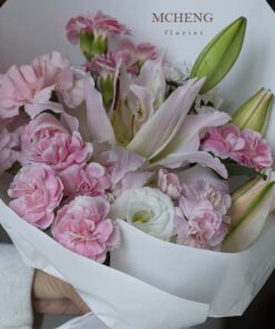 Cận cảnh vẻ đẹp ngọt ngào của mẫu Hoa Bó Ly Hồng Mix Cẩm Chướng