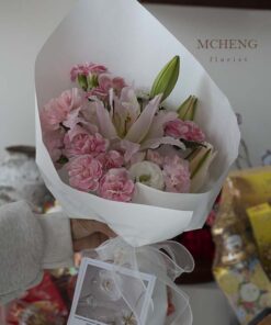 Kích thước thực tế bó hoa ly hồng mix cẩm chướng tinh khôi trên tay khách hàng