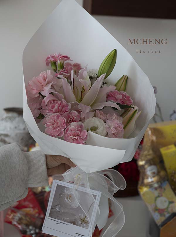 Thuc Te Hoa Bo Ly Hong Mix Cam Chuong Mcheng Kích thước thực tế bó hoa ly hồng mix cẩm chướng tinh khôi trên tay khách hàng