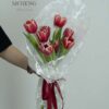 Mẫu Hoa Bó Tulip Đỏ Viền Trắng Gói Ren thiết kế sang trọng tại Mcheng Florist
