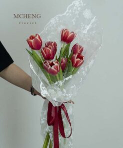 Mẫu Hoa Bó Tulip Đỏ Viền Trắng Gói Ren thiết kế sang trọng tại Mcheng Florist