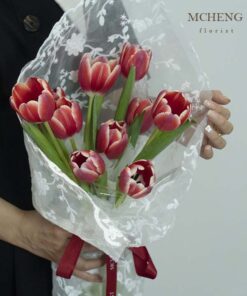 ích thước thực tế bó hoa tulip đỏ viền trắng bọc ren cá tính trên tay khách hàng