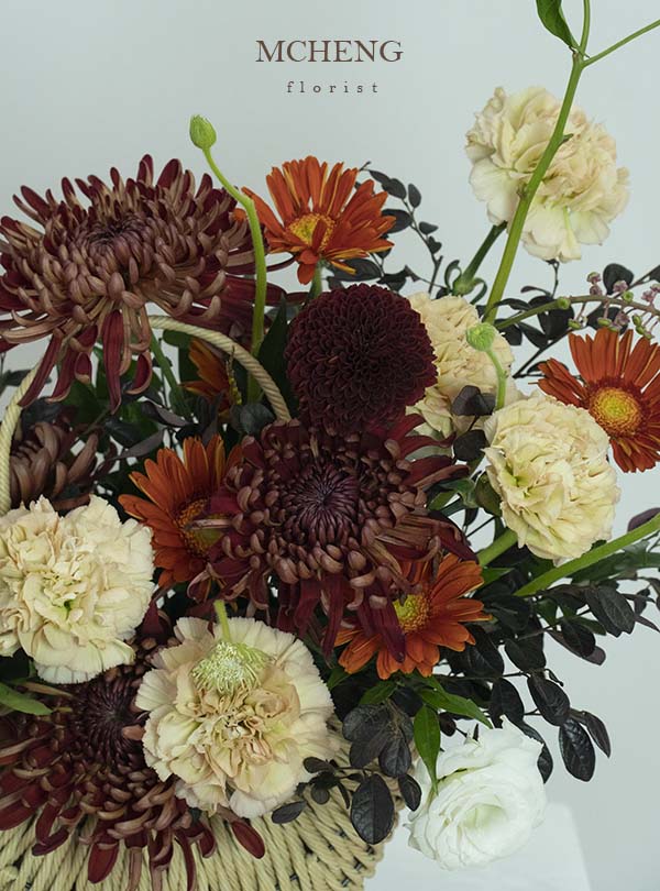 Chi Tiet Gio Hoa Mix Tone Do Ruou va Cam Chay Mcheng Florist Cận cảnh vẻ đẹp hoài niệm của cúc mẫu đơn đỏ rượu và đồng tiền cam cháy trong Giỏ Hoa Mix Tone Đỏ Rượu và Cam Cháy