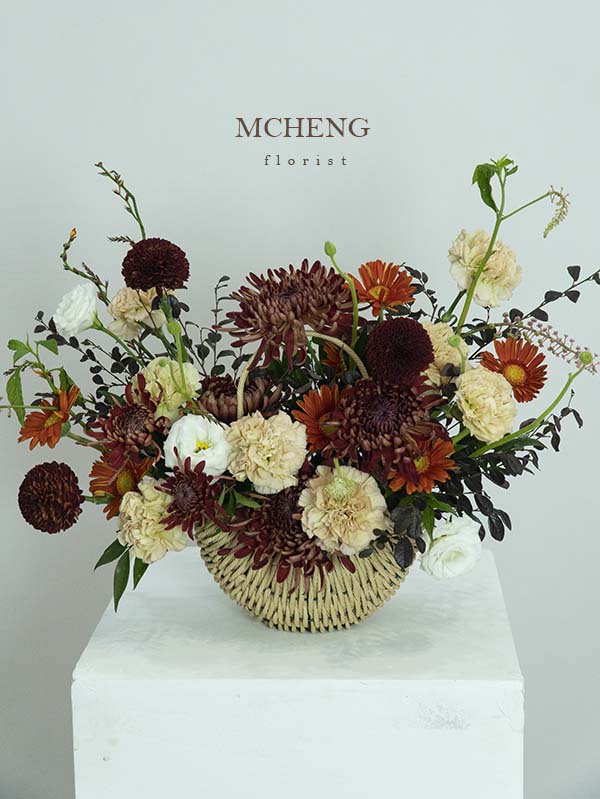 Giỏ Hoa Mix Tone Đỏ Rượu & Cam Cháy Phong Vị - Mcheng Florist Mẫu Giỏ Hoa Mix Tone Đỏ Rượu và Cam Cháy thiết kế cổ điển ấm áp tại Mcheng Florist