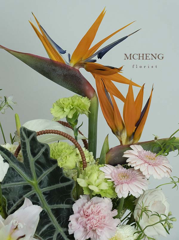 Chi Tiet Gio Hoa Thien Dieu Mix Ly Trang Mcheng Florist Cận cảnh vẻ đẹp kiêu hãnh của Thiên Điểu cam và hoa Ly trắng trong Giỏ Hoa Thiên Điểu Mix Ly Trắng