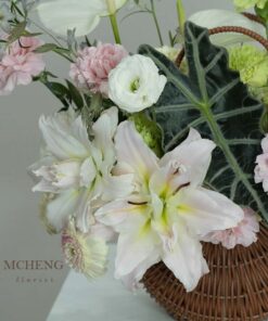 Kích thước thực tế mẫu Giỏ Hoa Thiên Điểu Mix Ly Trắng hoài cổ trên tay khách hàng