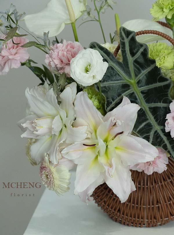 Hinh Anh Thuc Te Gio Hoa Thien Dieu Mix Ly Trang Mcheng Kích thước thực tế mẫu Giỏ Hoa Thiên Điểu Mix Ly Trắng hoài cổ trên tay khách hàng