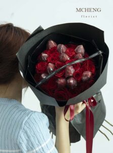 Mẫu Hoa Bó Hồng Đỏ Mix Dâu Tây thiết kế sáng tạo tại Mcheng Florist