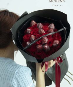 Mẫu Hoa Bó Hồng Đỏ Mix Dâu Tây thiết kế sáng tạo tại Mcheng Florist