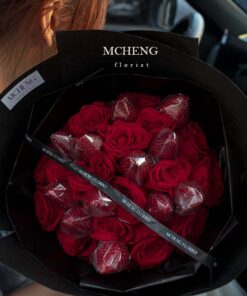 Cận cảnh sự ngọt ngào đáng yêu của mẫu Hoa Bó Hồng Đỏ Mix Dâu Tây