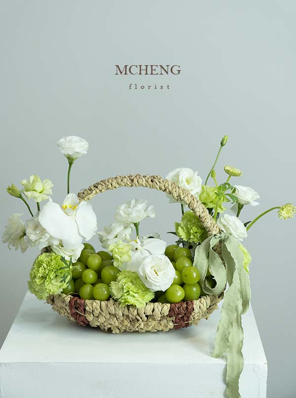 Gio Trai Cay Mix Hoa Nho Xanh Mcheng Florist Long Khanh Mẫu Giỏ Trái Cây Mix Hoa Nho Xanh thiết kế thanh mát tại Mcheng Florist