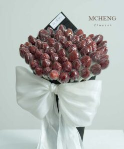 Cận cảnh những quả dâu tây tươi căng mọng được bọc màng bảo vệ trong hộp hoa trụ