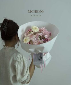 Mẫu Hoa Bó Cẩm Chướng Hồng Mix Đồng Tiền Trắng thiết kế ngọt ngào tại Mcheng Florist
