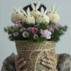 Mẫu Giỏ Hoa Ping Pong Thỏ Trắng thiết kế giỏ cói mộc mạc tại shop hoa tươi Mcheng Florist